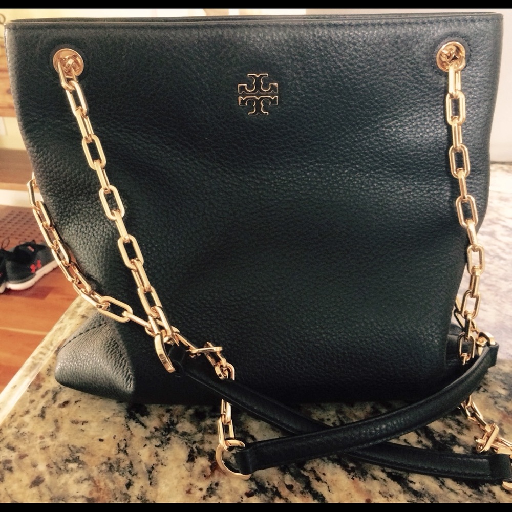 🐳TORY BURCH authentic black, pebbled leather, gold chain strap cross body bag⭐️